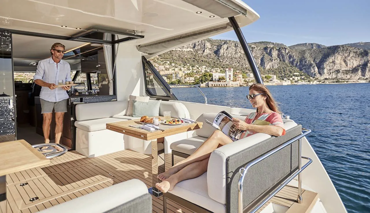 Prestige M48 pozzetto esterno con vista mare