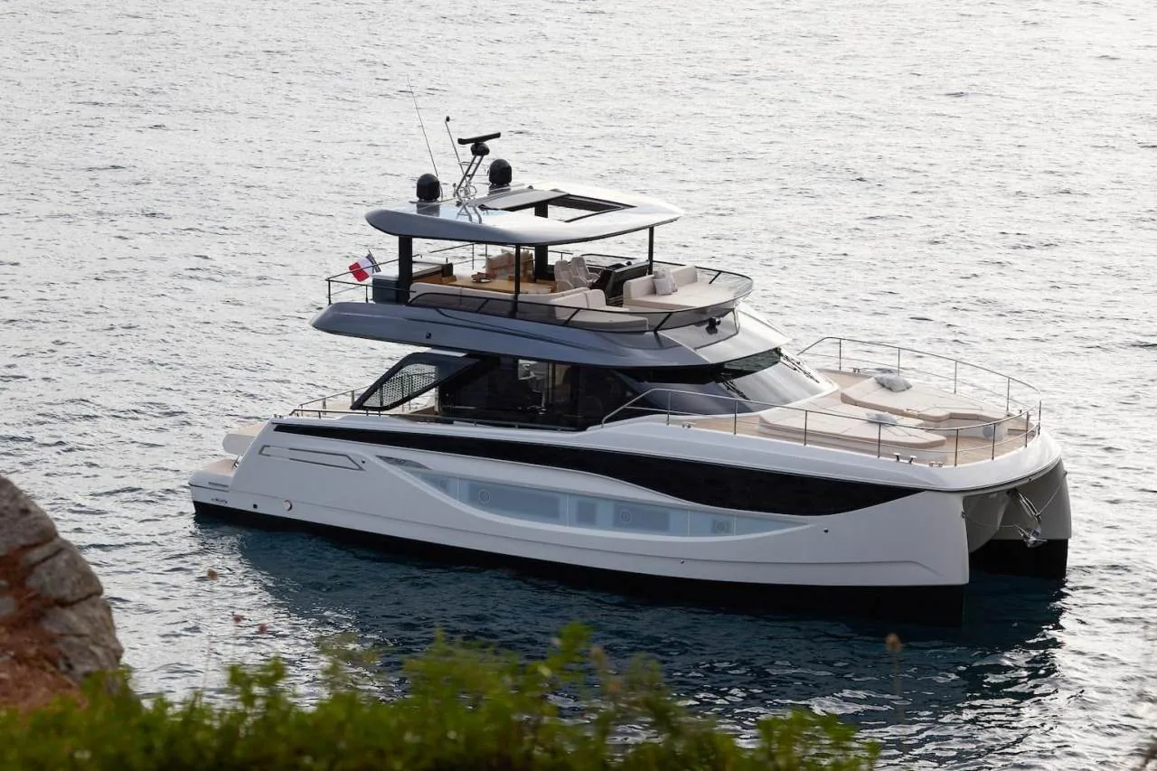Prestige M7 in navigazione, vista ufficiale esterna