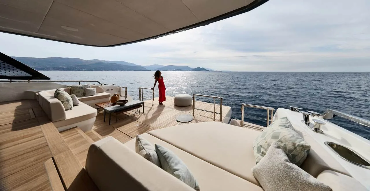 Prestige M7 area esterna con divani e vista sul mare