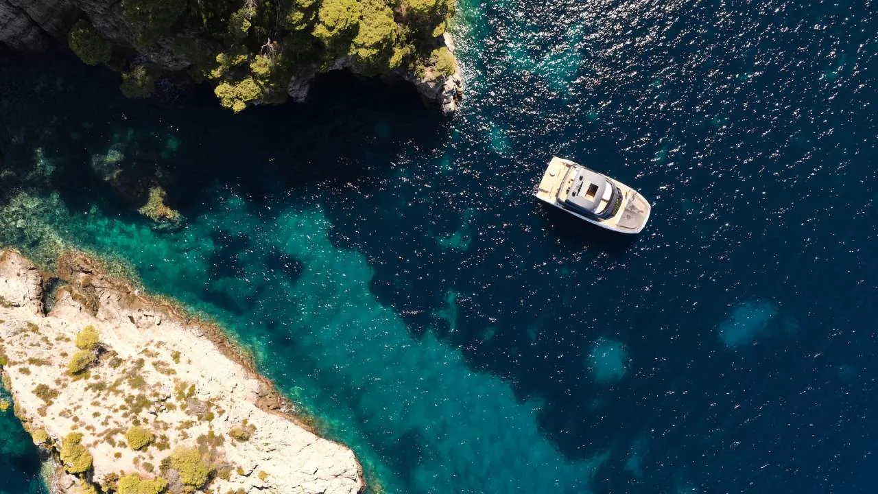 Prestige M7 dall’alto in rada mediterranea