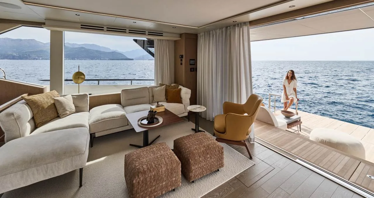 Prestige M7 salone interno aperto verso il mare