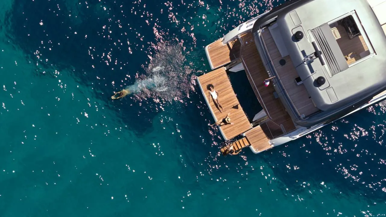 Prestige M7 piattaforma poppiera e accesso al mare