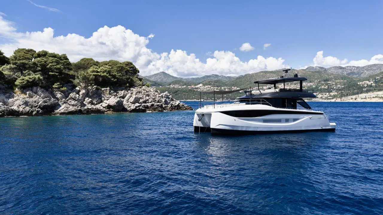 Prestige M7 in crociera davanti alla costa