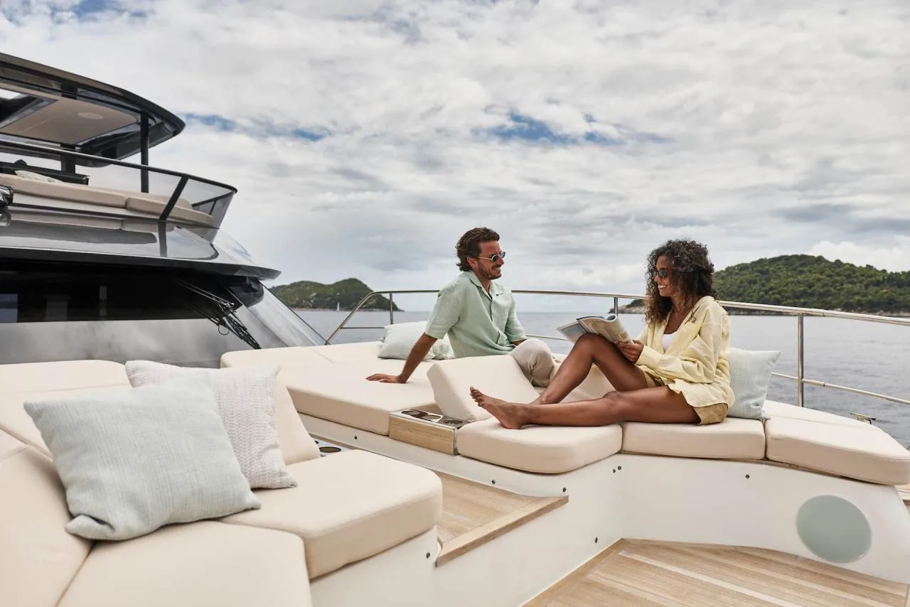 Prestige M7 zona lounge esterna con ospiti a bordo