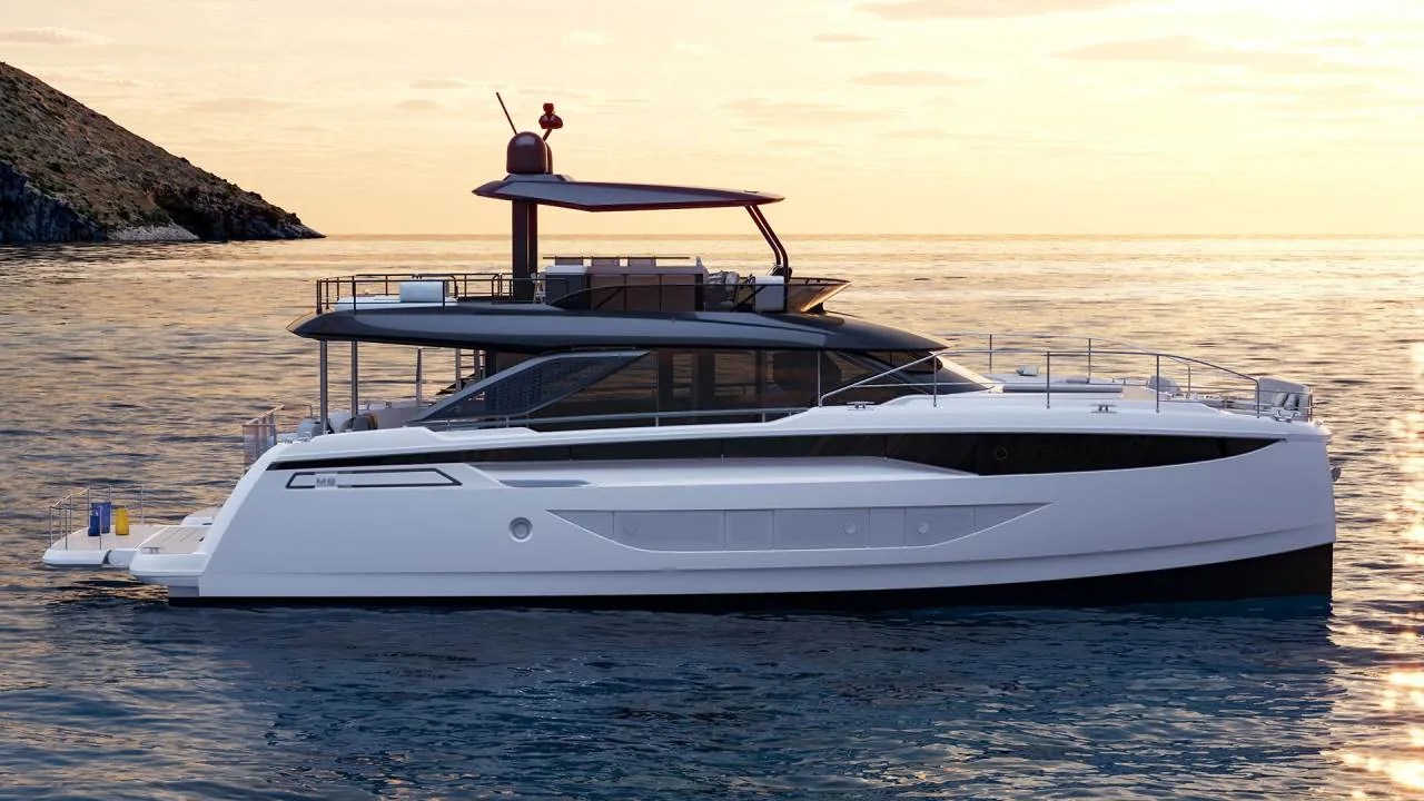 Prestige M8 EVO in navigazione al tramonto