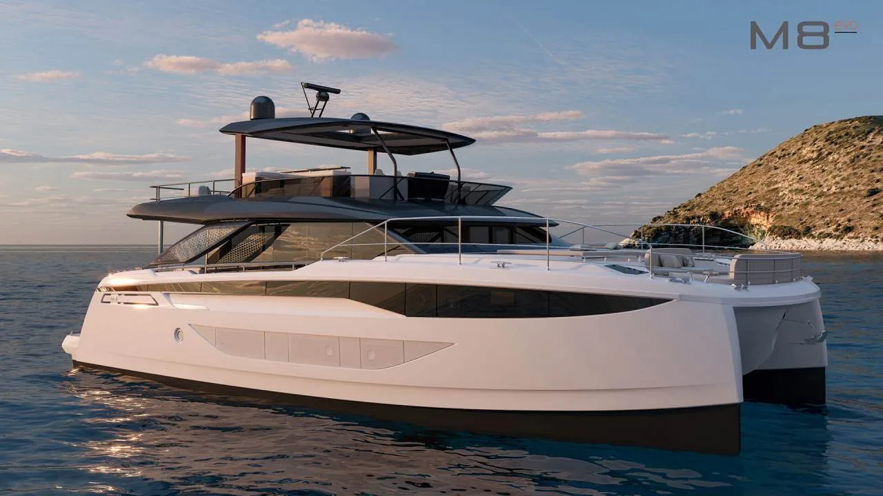 Prestige M8 EVO vista frontale in navigazione